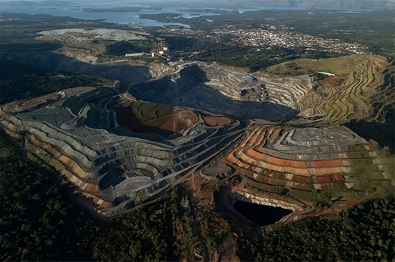 Extração, em Minaçu (GO), de elementos essenciais à fabricação de ímãs permanentes, usados em veículos elétricos