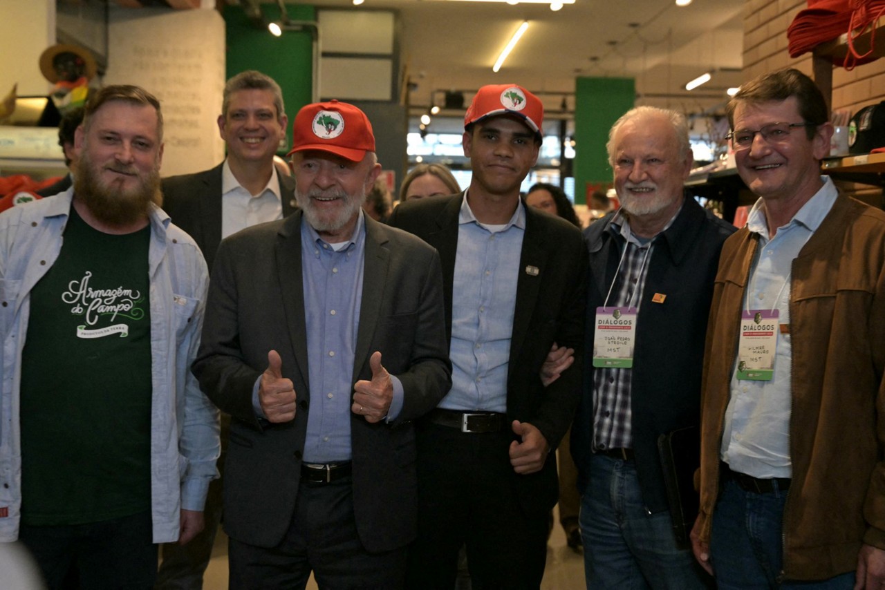 Lula com lideranças do MST, durante encontro de movimentos sociais, em julho de 2024