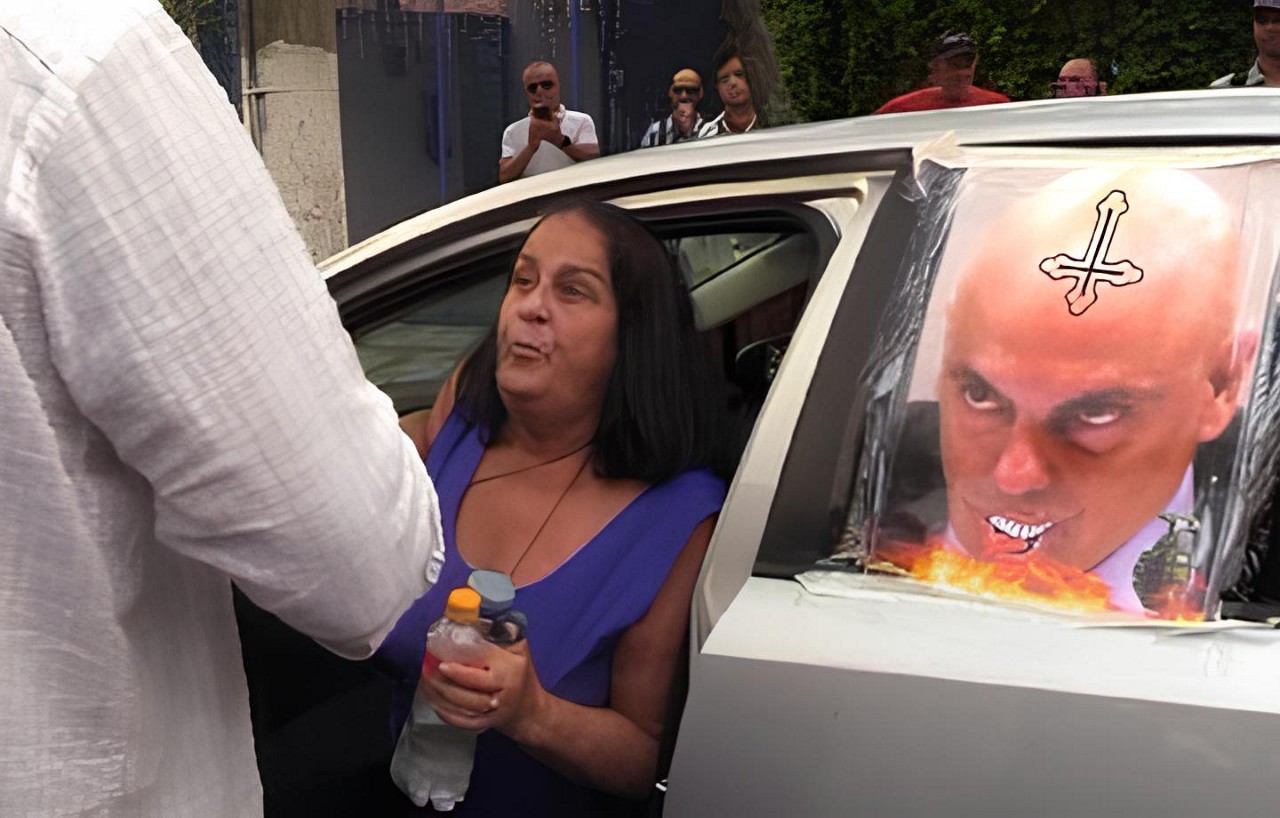 Mulher tentou levar coroa de flores à casa de Lula, mas saiu presa
