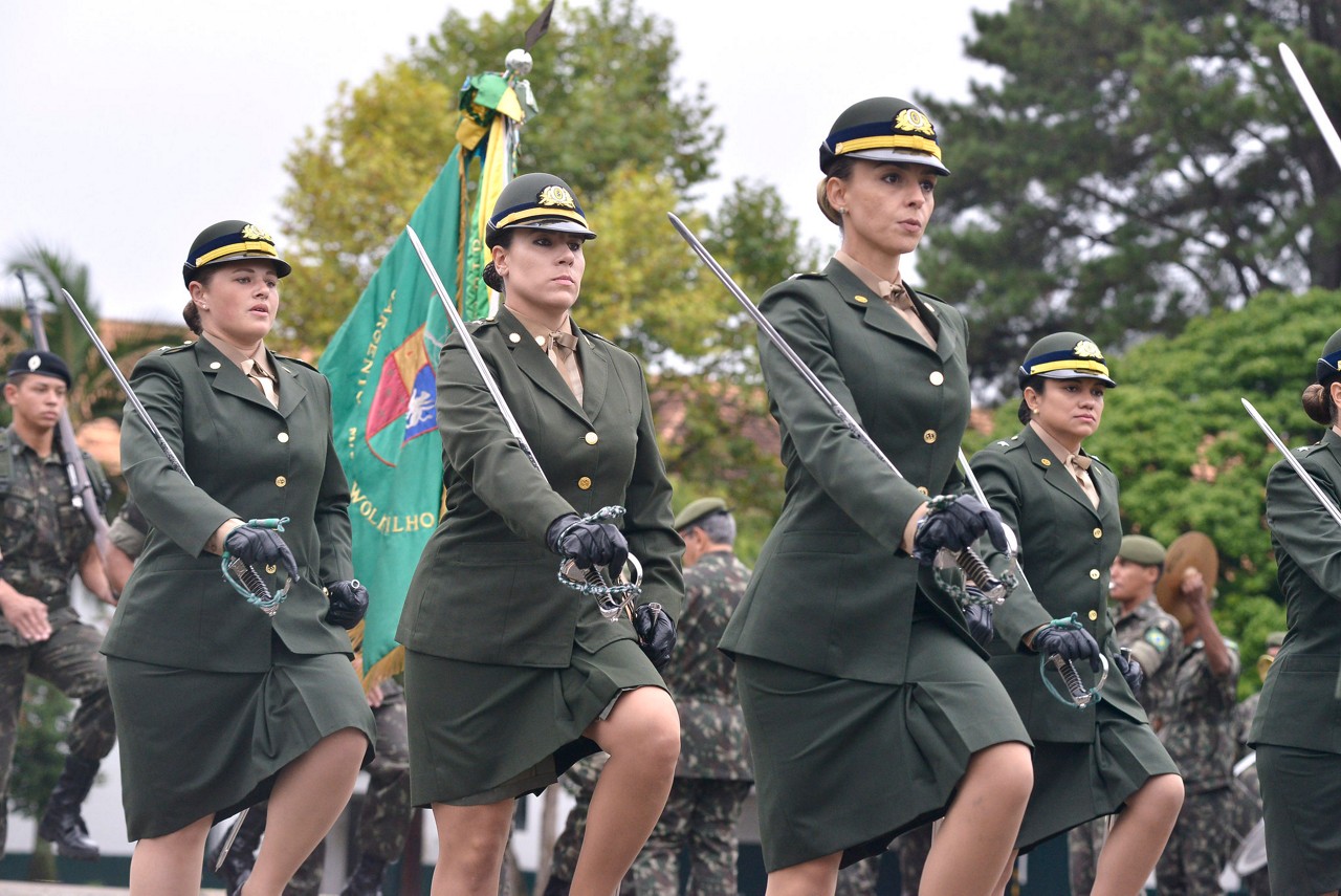 Mulheres militares marcham em cerimônia do Exército: Com o decreto de Lula, o alistamento ocorrerá de janeiro a junho do ano em que a voluntária completar 18 anos
