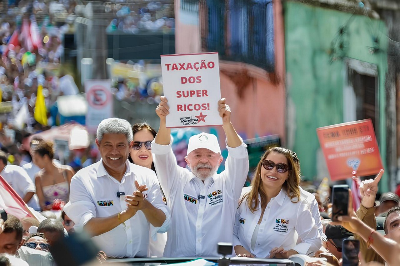 Na Bahia, Lula levantou cartaz pedindo 'taxação dos super ricos'