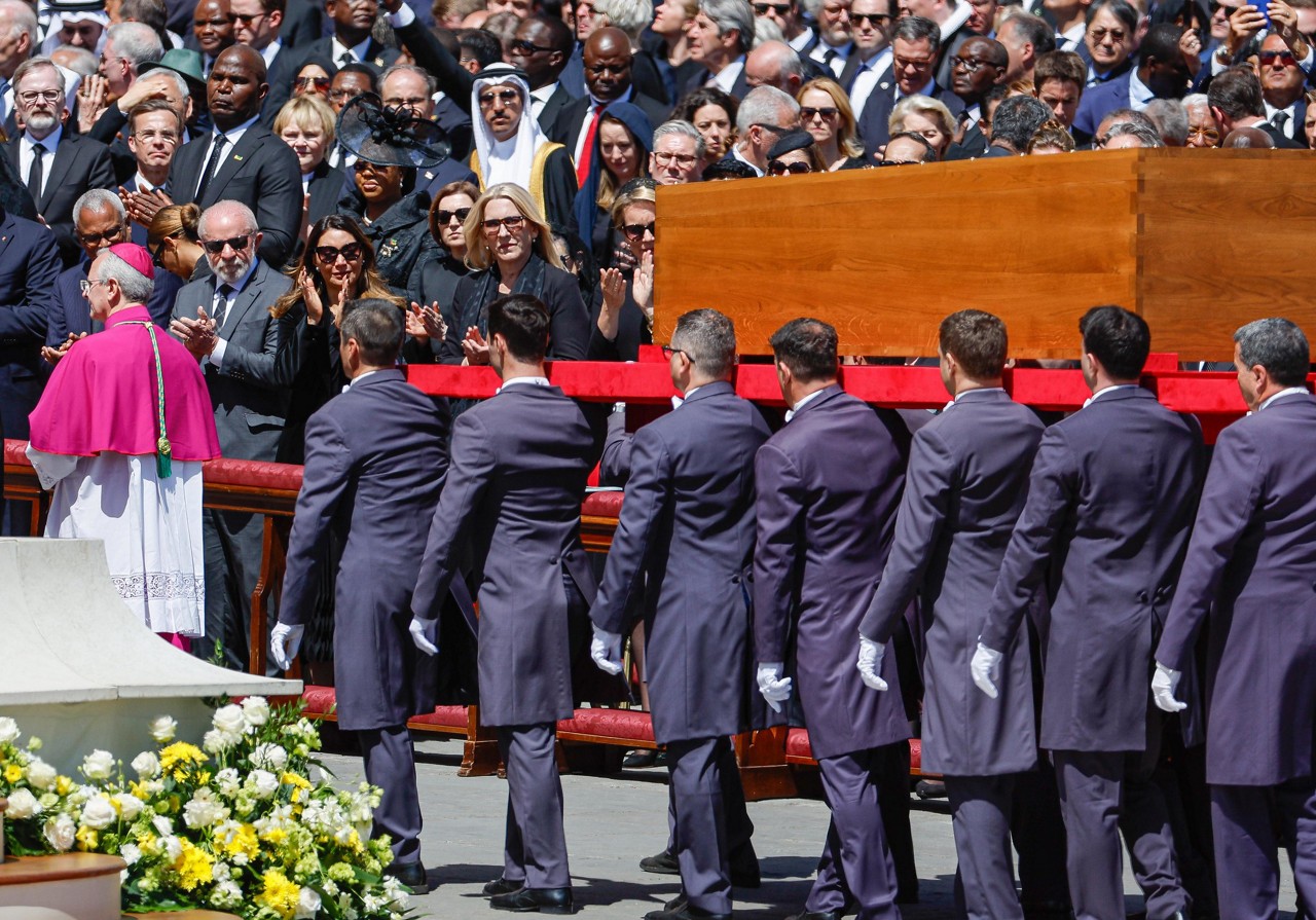 Na primeira fileira, Lula e Janja acompanham funeral do Papa Francisco