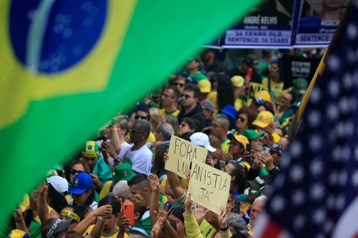 Bandeiras do Brasil e dos Estados Unidos são exibidas na avenida Paulista, onde manifestantes se reuniram para pedir anistia aos envolvidos nos atos de 8 de janeiro de 2023