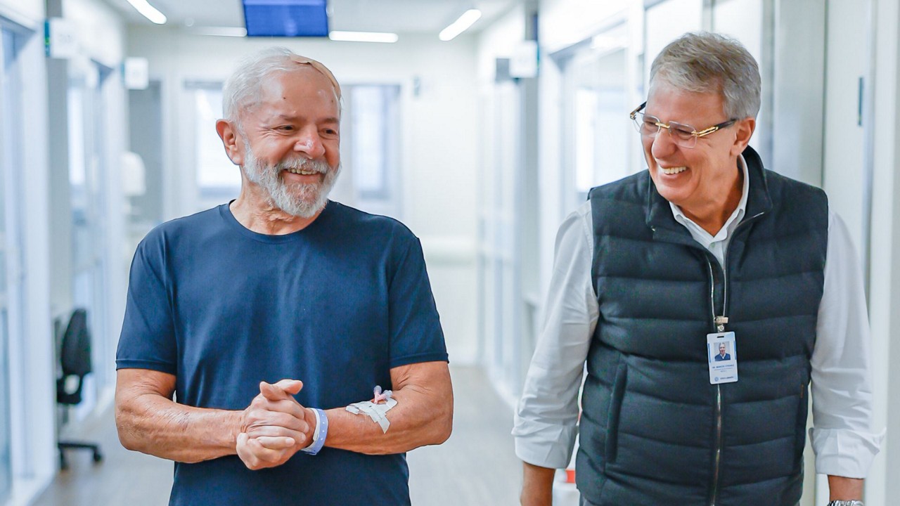 O presidente Lula e o neuorocirurgião Marcos Stavale andam pelos corredores do hospital Sírio-Libanês, em São Paulo.
