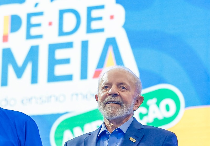 O presidente Lula no anúncio de ampliação do programa Pé-de-Meia, no qual afirmou haver a internet 'de Jesus' e 'de Lúcifer'