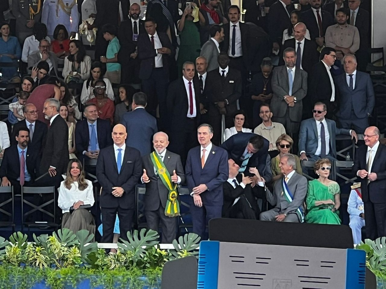 O presidente Lula posa para foto ao lado do presidente do STF, Luís Roberto Barroso, e do ministro Alexandre de Moraes. 