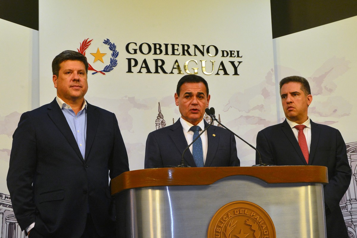 O ministro das Relações Exteriores do Paraguai, Rubén Ramírez Lezcano (centro), fala ao lado de outros ministros, na residência presidencial Mburuvicha Roga, em Assunção