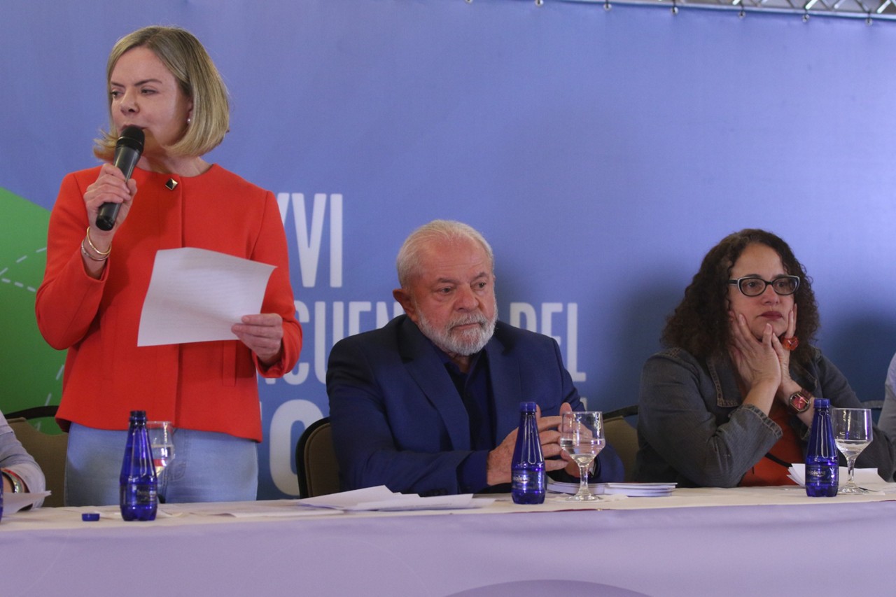 Presidente Lula (PT) ao lado da deputada federal Gleisi Hoffmann (PT-PR), presidente do partido