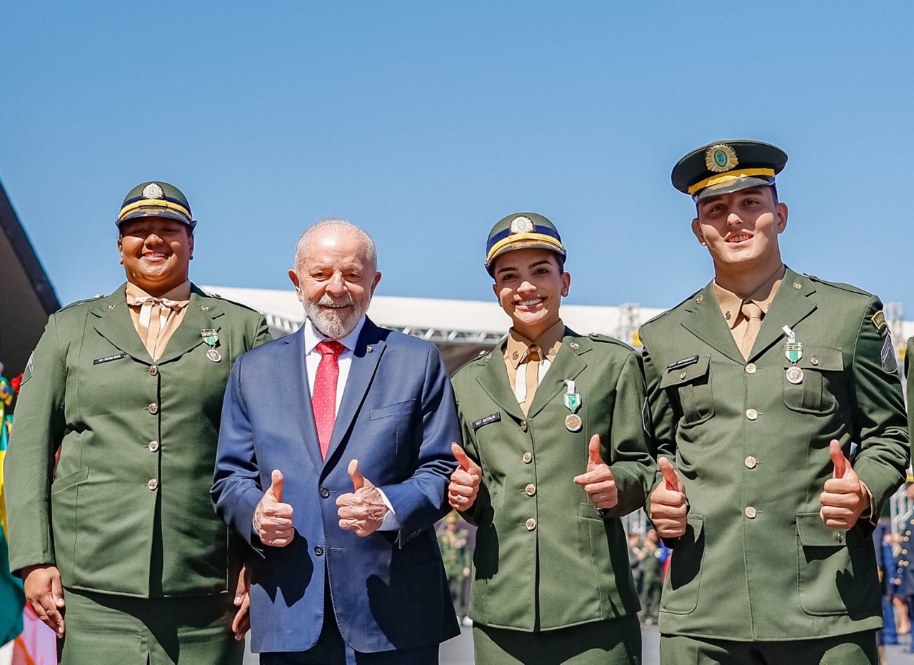 Lula entregou Medalha do Exército aos judocas Beatriz Souza e Guilherme Schimidt e à jogadora de vôlei Natália Araújo