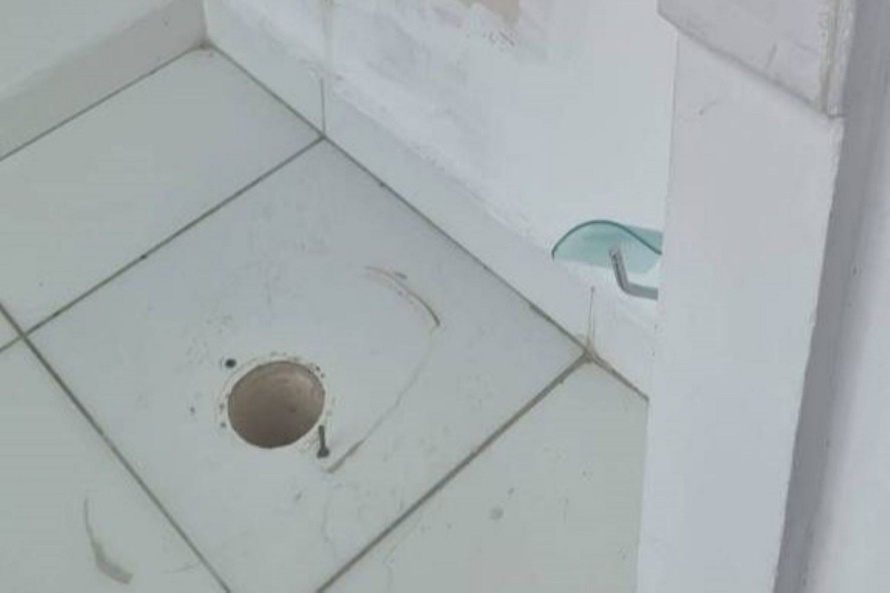 Espaço de onde a privada foi retirada do gabinete da ex-vereadora de SP Janaína Lima
