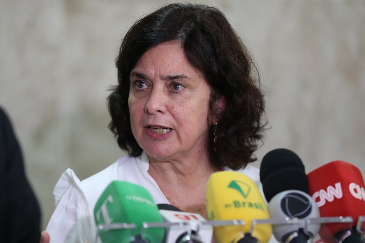 A ministra da Saúde, Nísia Trindade, fala com a imprensa pós anúncio investimentos para ampliar e qualificar a assistência em entidades filantrópicas que prestam serviço ao SUS