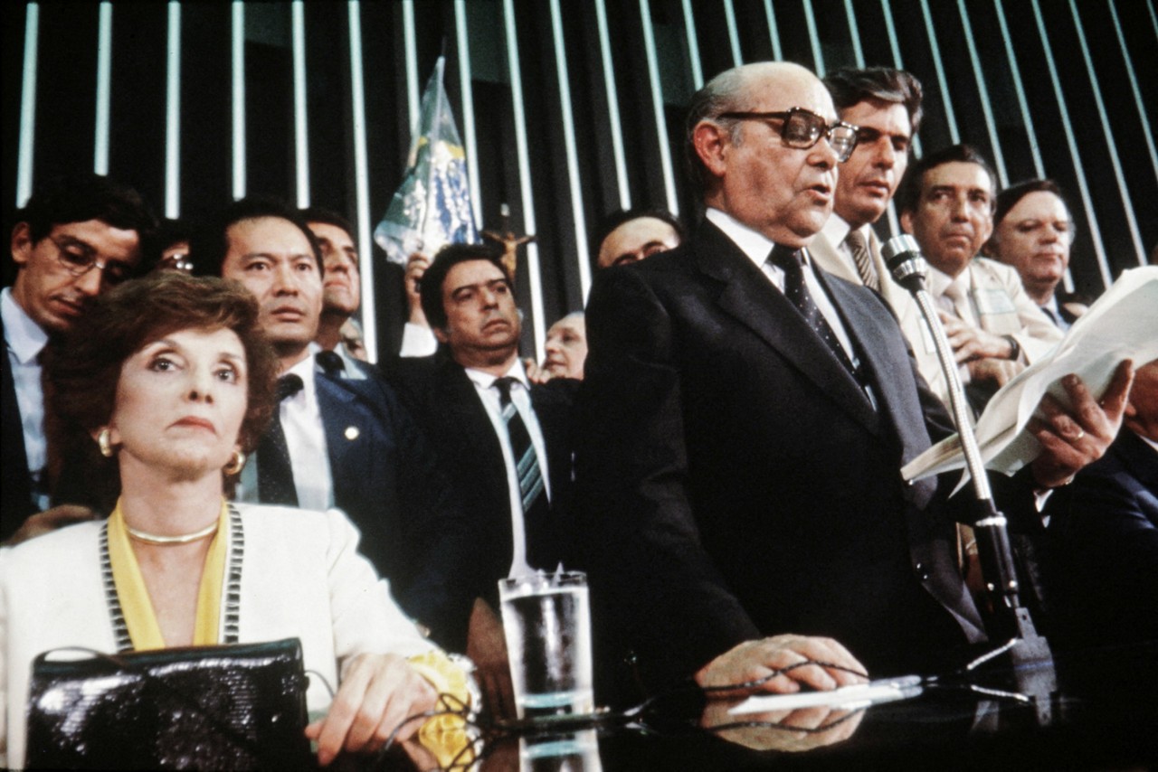 Ao lado da esposa, Risoleta Neves, Tancredo Neves discursa no Congresso Nacional logo após ser eleito presidente do Brasil pelos congressistas, em 15 de janeiro de 1985