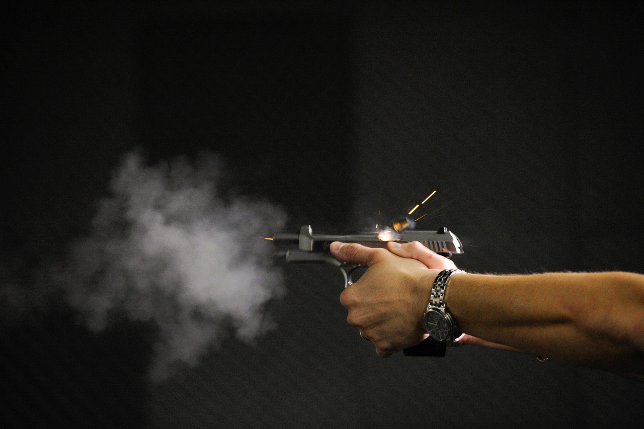 Instrutor dispara arma de fogo em clube de tiro de Brasília