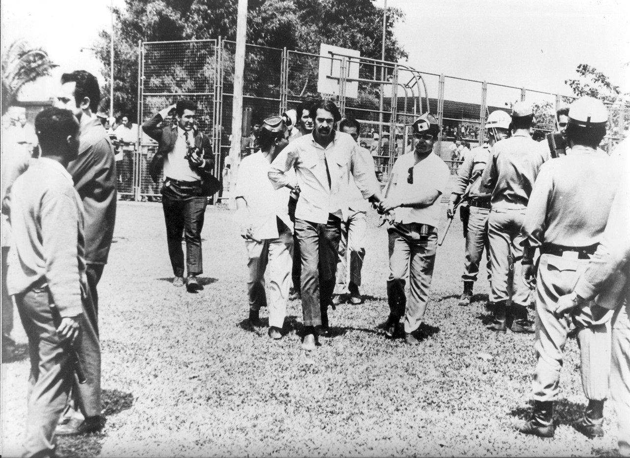 O estudante Cláudio Antônio de Almeida (centro) é preso durante a invasão à UnB em 29 de agosto de 1968