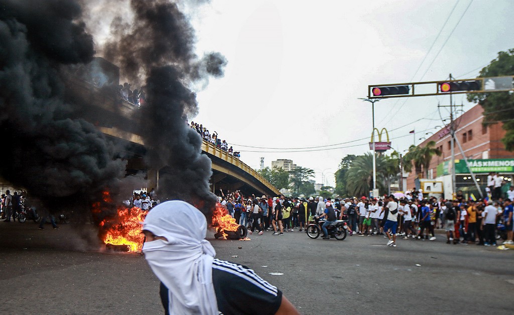 Protesto contra Nicolas Maduro em Puerto La Cruz, no estado de Anzoategui, na Venezuela, um dia após a eleição presidencial venezuelana 