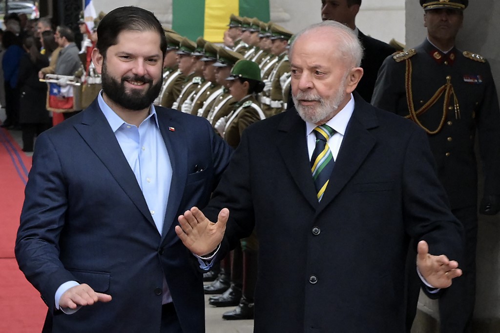 Lula foi recebido nesta segunda-feira (5) pelo presidente chileno, Gabriel Boric, no Palácio de La Moneda: os dois líderes da esquerda latina têm assumido posições divergentes em relação às eleições na Venezuela