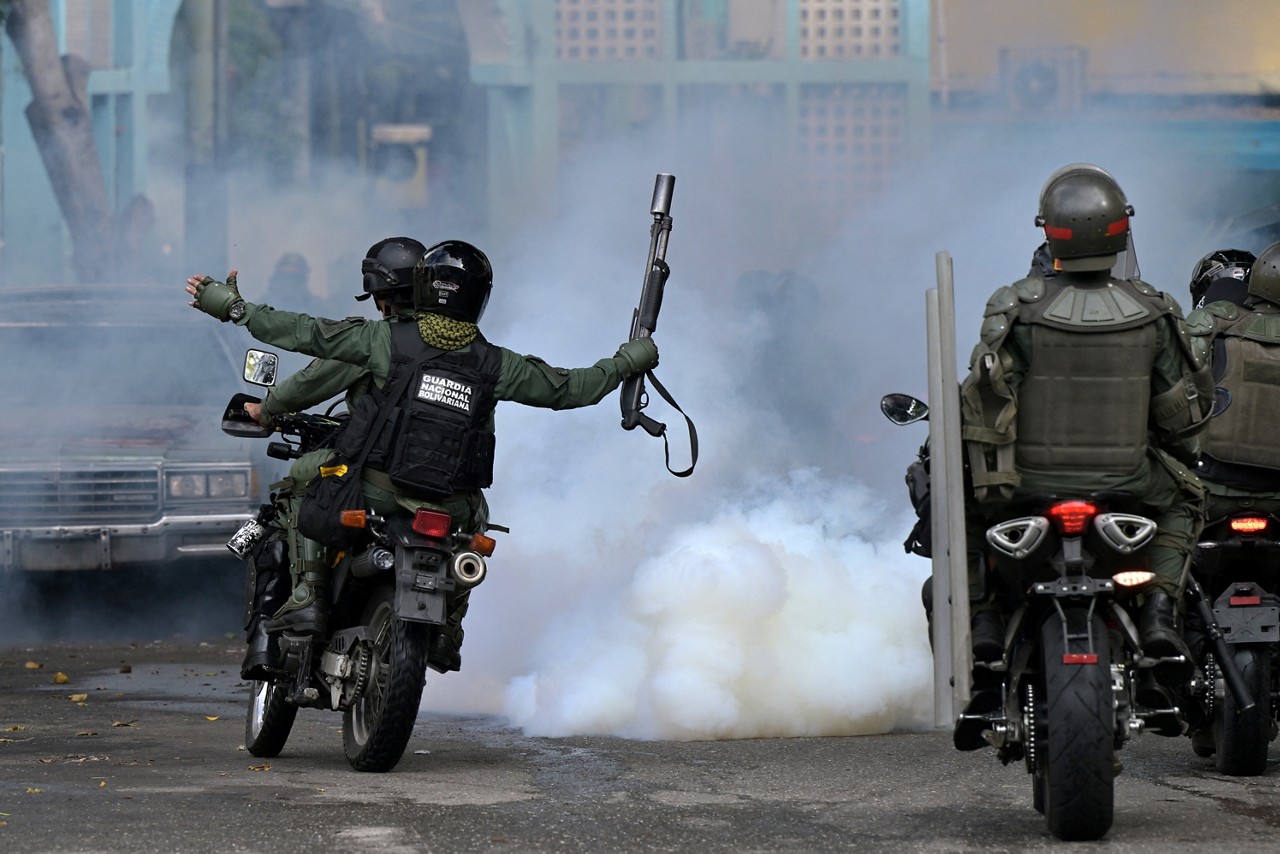 Integrantes da Guarda Bolivariana circulam por bairro de Caracas, em meio a manifestações contra o regime de Maduro