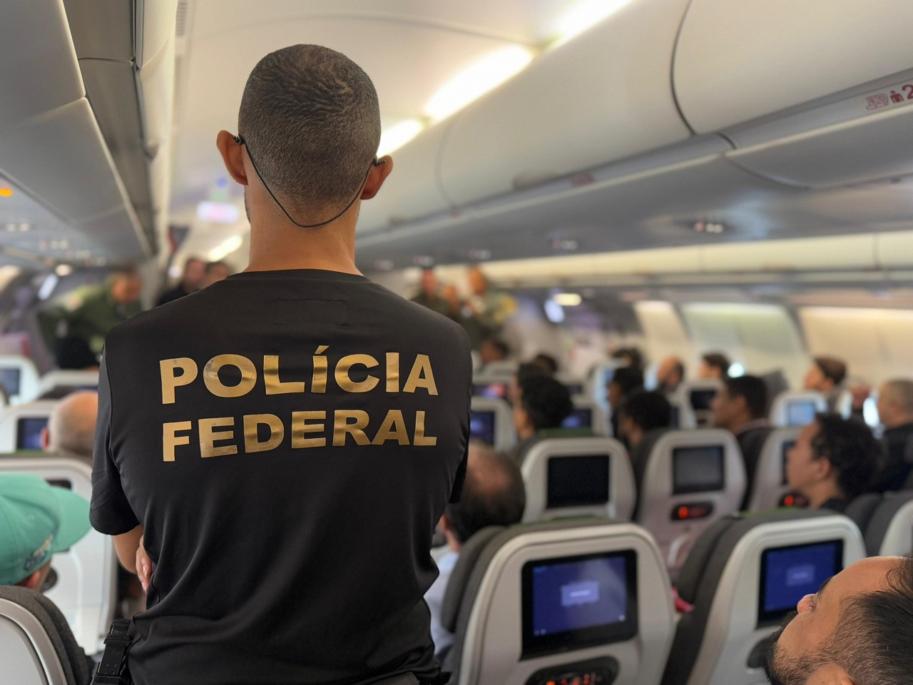 Voo de brasileiros deportados chegou em meio a relatos de maus tratos e foi recebido por agentes da Polícia Federal