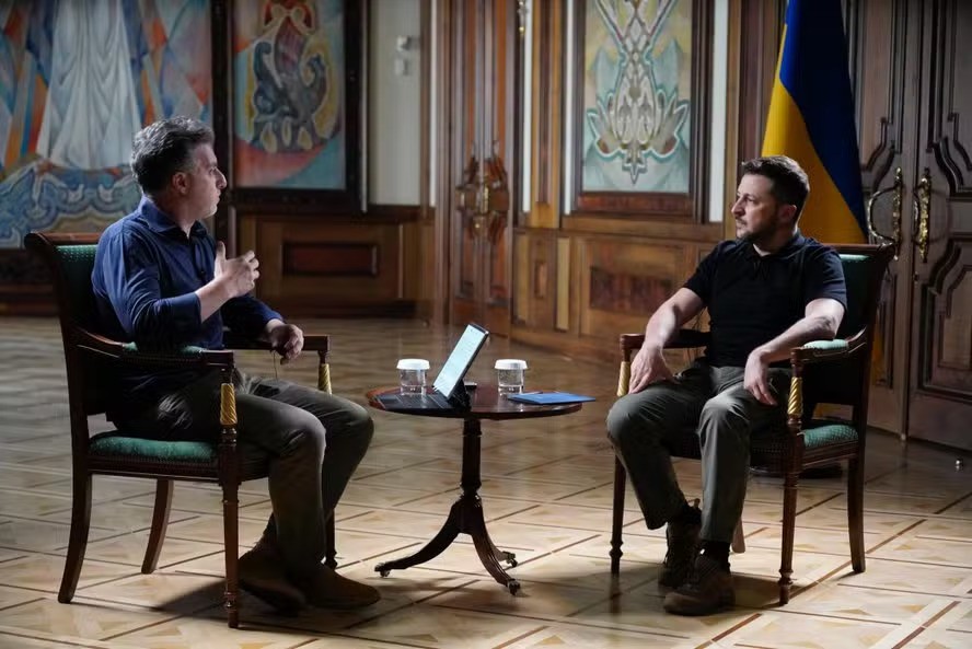O  apresentador Luciano Huck entrevista o presidente da Ucrânia, Volodymyr Zelensky, em Kiev
