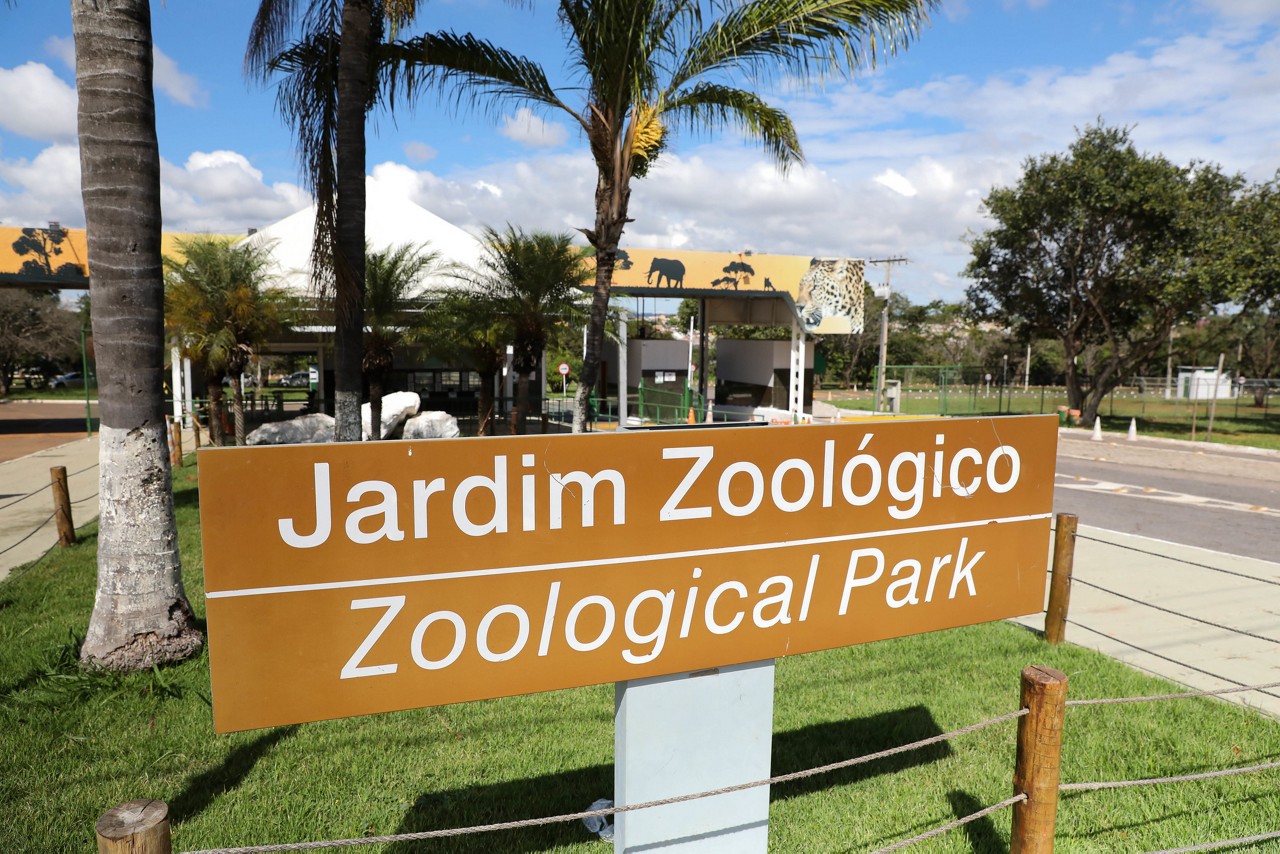Entrada do Jardim Zoológico de Brasília: portões foram fechados nesta quarta-feira (28)  por suspeita de gripe aviária