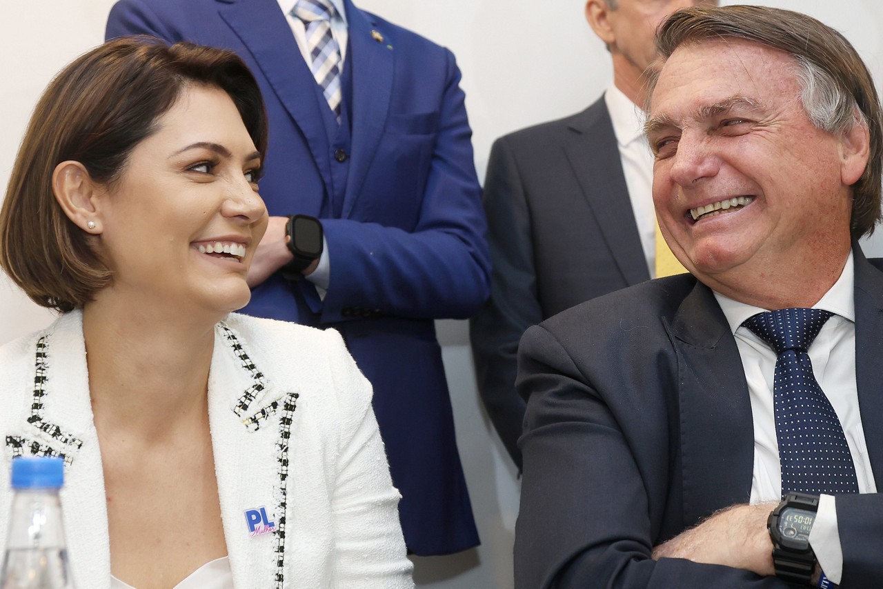 De acordo com o Coaf, órgão de fiscalização financeira, Jair Bolsonaro (na foto com a esposa Michelle Bolsonaro) investiu R$ 17 milhões - dos R$ 17,2 milhões recebidos via Pix de apoiadores para pagar multas eleitorais