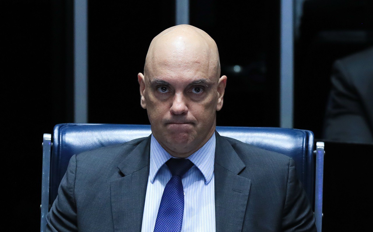 O ministro do STF Alexandre de Moraes teria supostamente ordenado a produção de relatórios para o inquérito das fake news por mensagens e de forma não oficial