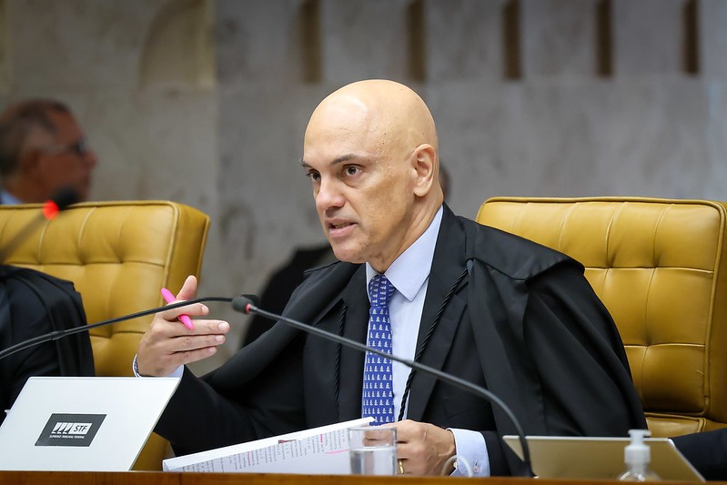 As mensagens de auxiliares de Moraes, de acordo com o jornal Folha de S.Paulo, revelam um fluxo fora do rito oficial