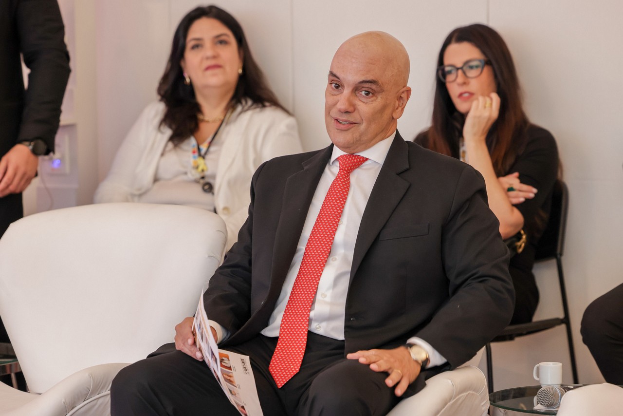 Alvo diário de notícias falsas que tentam descredibilizá-lo, o ministro Alexandre de Moraes  (foto) falou no STF com 25 influenciadores digitais de todo o país sobre combate à desinformação