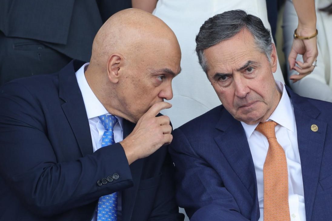 Alvo de 22 pedidos de impeachment no Senado e de um ato na avenida Paulista no 7 de setembro, o ministro Alexandre de Moraes cochicha com o presidente do STF, Luís Roberto Barroso, no desfile no Dia da Independência, em Brasília
