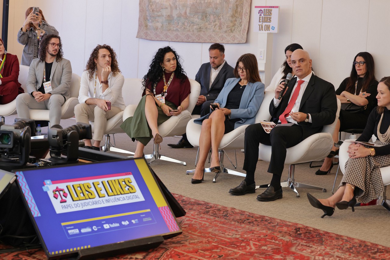 O ministro Alexandre de Moraes conversa com influenciadores e comenta impactos da desinformação no debate público brasileiro