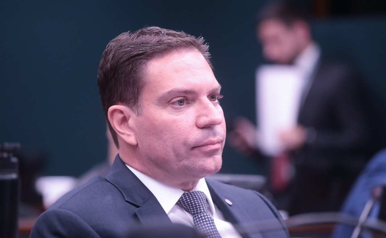 Alexandre Ramagem continua respondendo no STF pelos crimes de organização criminosa armada, tentativa de abolição violenta do Estado Democrático de Direito e golpe de Estado, todos relacionados a eventos anteriores à sua diplomação como deputado federal 