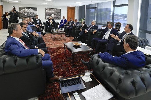 Digestão - O presidente do STF, Luís Roberto Barroso (ao centro) antes do almoço com os ministros da Casa Civil, Rui Costa, e da AGU, Jorge Messias (à esq); além dos presidentes do Congresso, Rodrigo Pacheco, e da Câmara, Arthur Lira (à dir), entre os ministros do Supremo. Na pauta: a busca de um acordo sobre a suspensão das emendas parlamentares impositivas  
