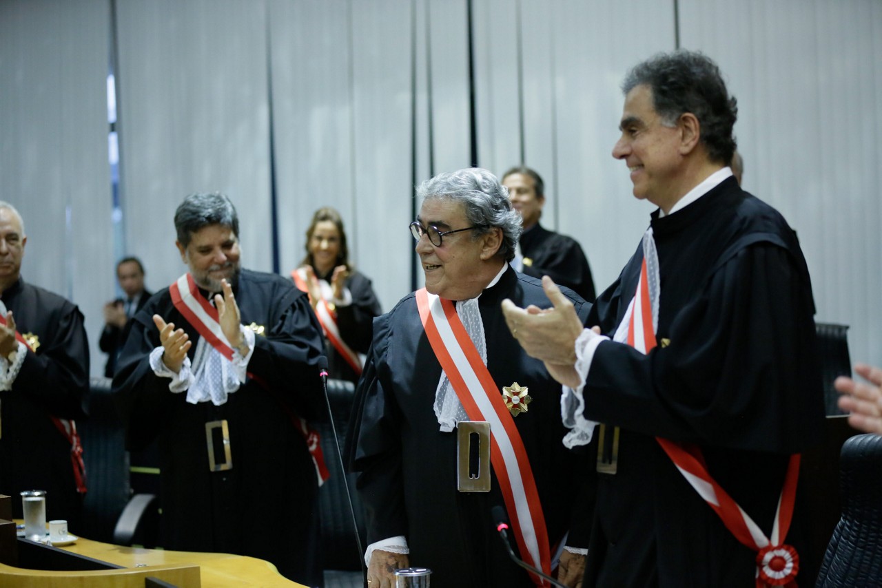 O ministro Aloysio Corrêa da Veiga (ao centro), presidente do Tribunal Superior do Trabalho TST),  entre o vice-presidente Maurício Godinho Delgado (esq) e o corregedor-geral da Justiça do Trabalho, Vieira de Mello Filho (dir)
