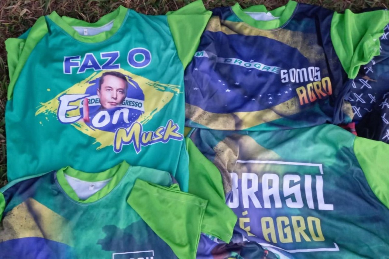 Camisetas com imagens de Elon Musk , pedido de anistia e Alexandre de Moraes atrás das grades eram vendidas por R$ 70 na Esplanada dos Ministérios