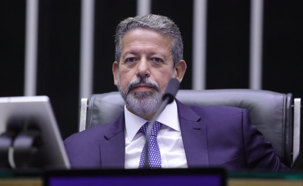 A decisão de Arthur Lira é um claro contra ataque do Congresso diante da suspensão do pagamento de emendas impositivas determinada pelo ministro do STF Flávio Dino