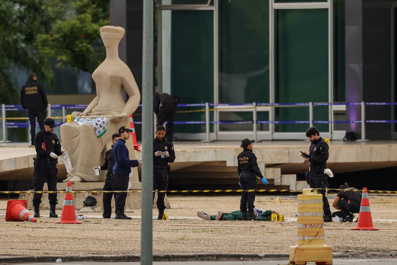 Polícia Federal pericia a frente do Palácio do STF onde em 13 de novembro de 2024 um homem morreu após atirar explosivos contra a sede da instituição