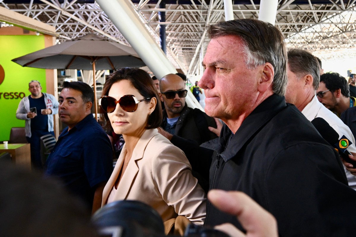 Jair Bolsonaro foi ao Aeroporto de Brasília no sábado (18) acompanhar o embarque da esposa, Michelle Bolsonaro, para os Estados Unidos