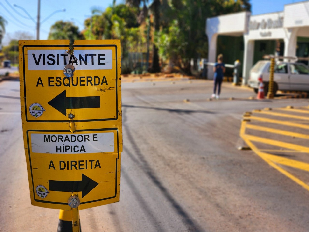 Entrada principal do Solar de Brasília, condomínio onde o ex-presidente Jair Bolsonaro cumpre prisão domiciliar