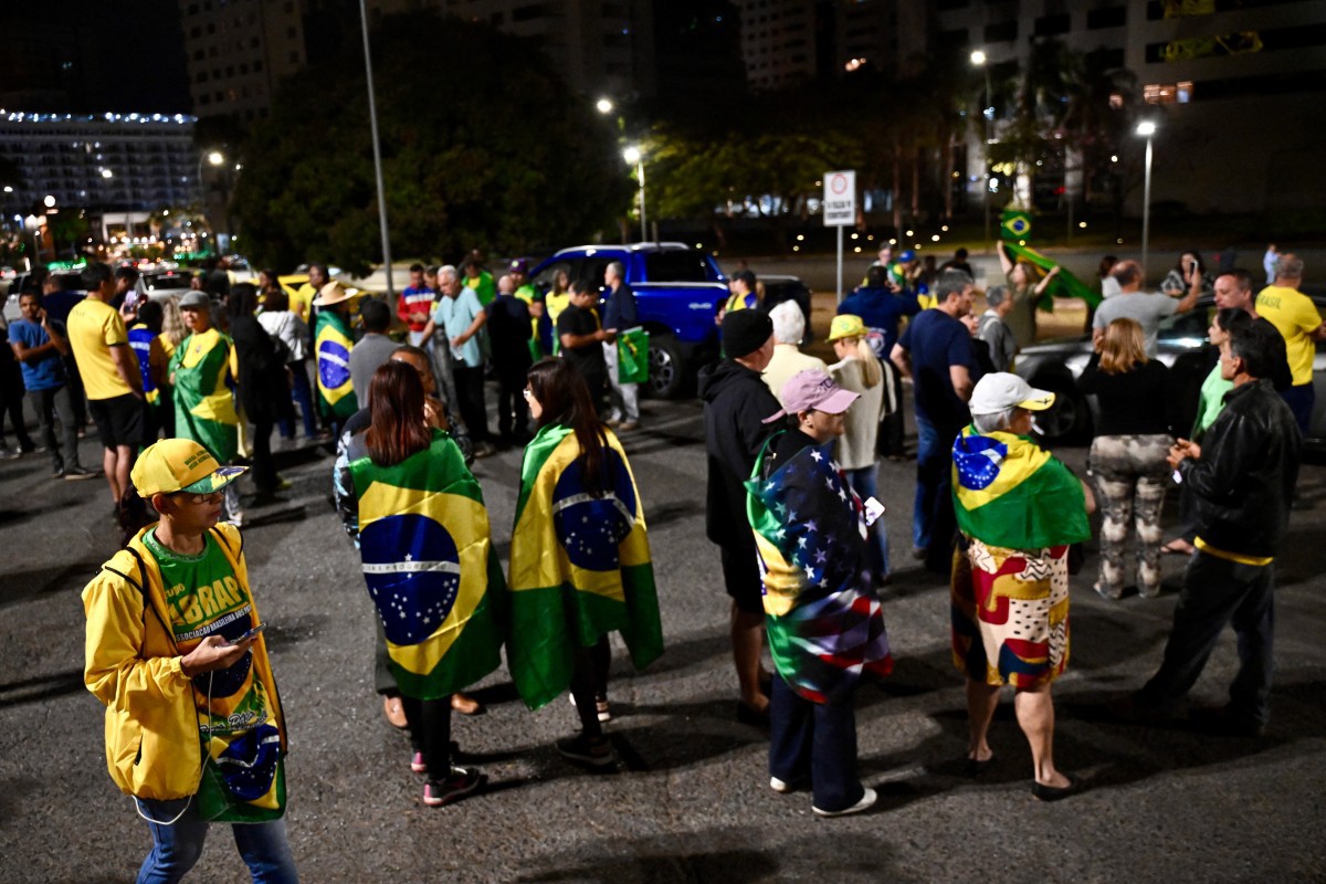 Apoiadores de Bolsonaro que estavam em frente ao condomínio onde mora o ex-presidente organizam acampamento na residência oficial do Senado para pressionar Alcolumbre por impeachment de Moraes