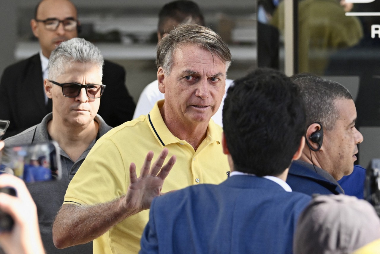 O ex-presidente Jair Bolsonaro, que é acusado de liderar um plano de golpe de Estado, está em prisão domiciliar
