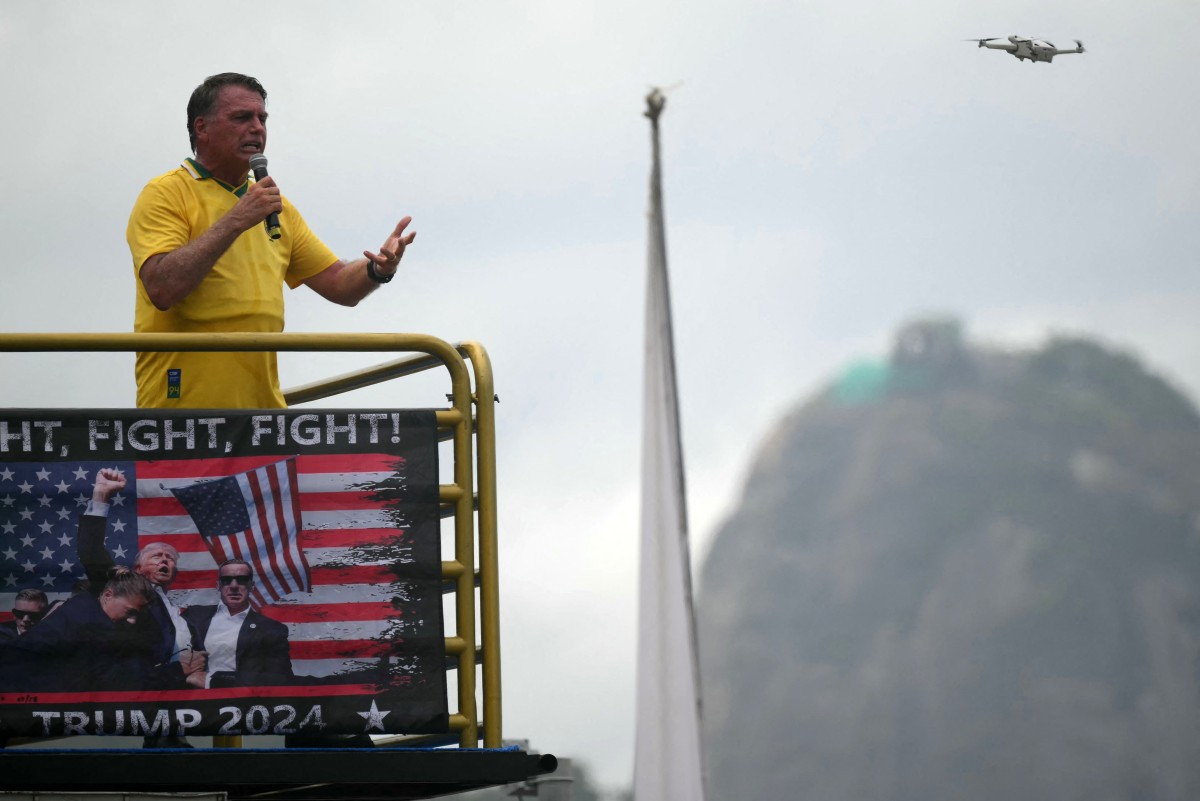 O ex-presidente Jair Bolsonaro em discurso na orla de Copacabana, no Rio de Janeiro