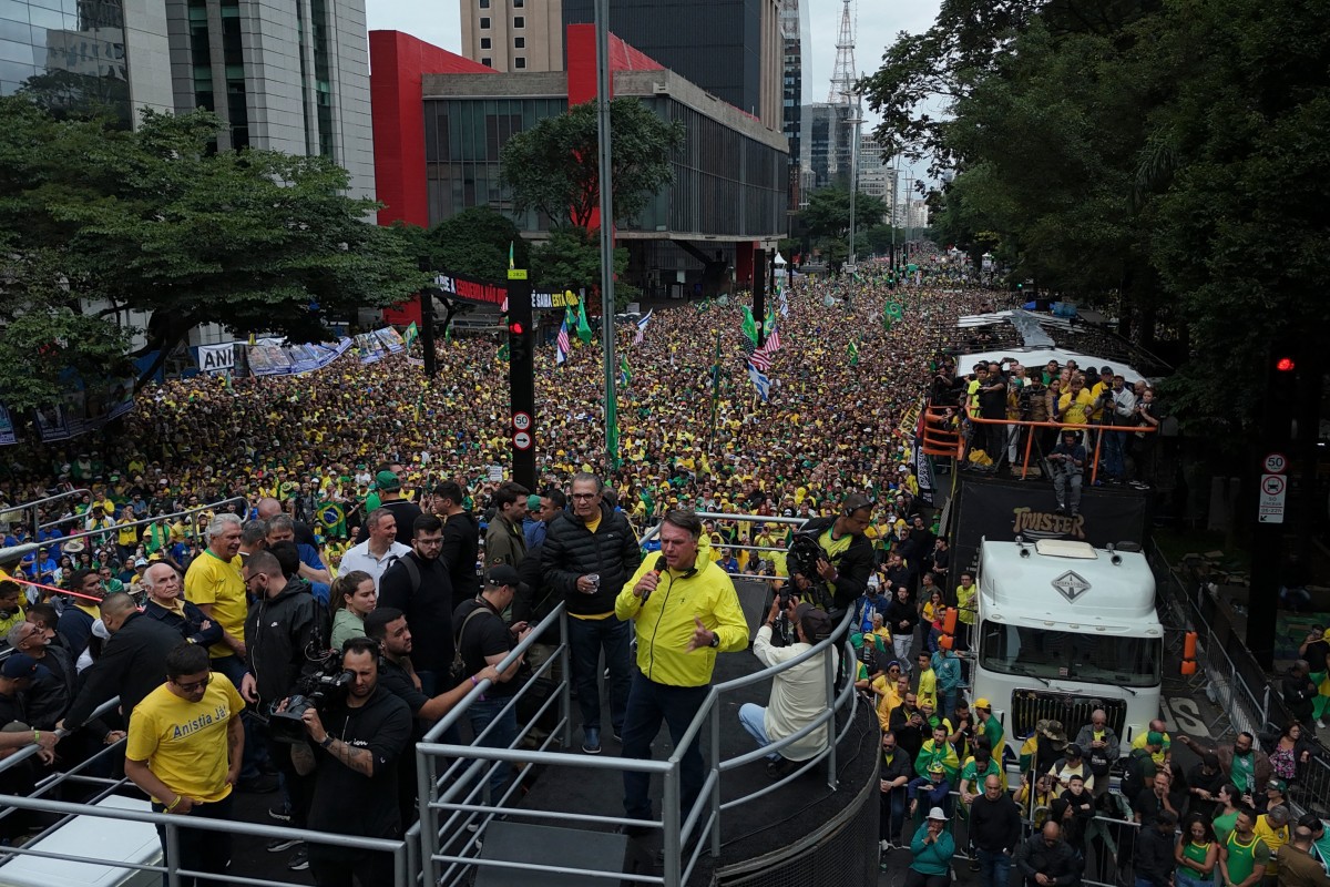 O ex-presidente Jair Bolsonaro discursa para apoiadores na avenida Paulista, em São Paulo