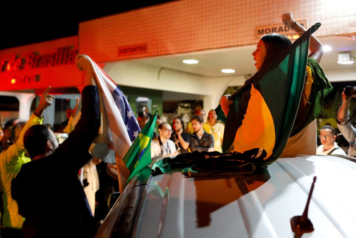 Apoiadores de Bolsonaro fizeram buzinaço em frente ao condomínio Solar de Brasília, onde o ex-presidente mora e cumpre prisão domiciliar imposta pelo ministro Alexandre de Moraes