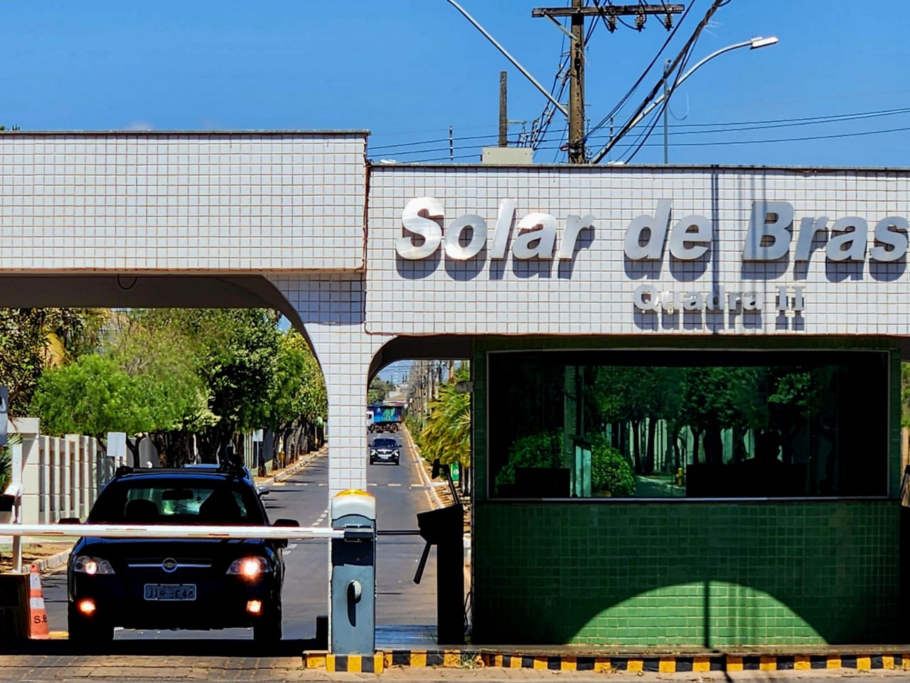 Entrada principal do Solar de Brasília, condomínio onde o ex-presidente Jair Bolsonaro cumpre prisão domiciliar
