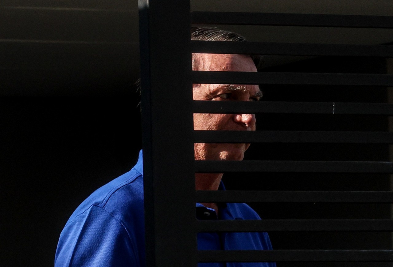 O ex-presidente Jair Bolsonaro em sua casa, em Brasí­lia, onde cumpre prisão domiciliar determinada pelo ministro do STF Alexandre de Moraes