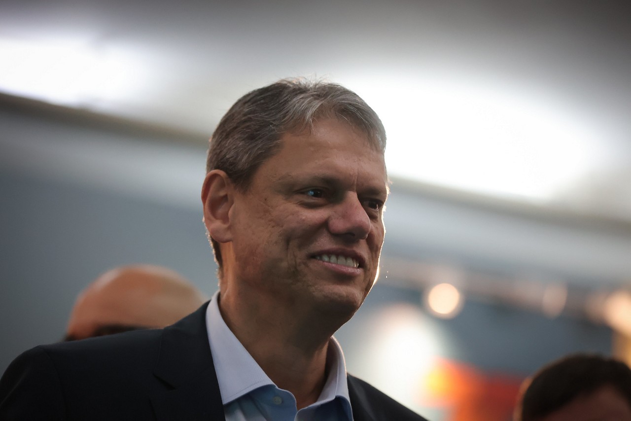 Tarcísio de Freitas (foto) chegou ao condomínio onde mora Bolsonaro em Brasília sem dar declarações, permaneceu por cerca de uma hora e deixou a casa sem falar sobre o encontro