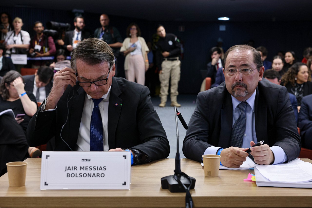 Ex-presidente Jair Bolsonaro e seu advogado Celso Vilardi, durante depoimento ao STF no inquérito que apura suposta tentativa de golpe de Estado