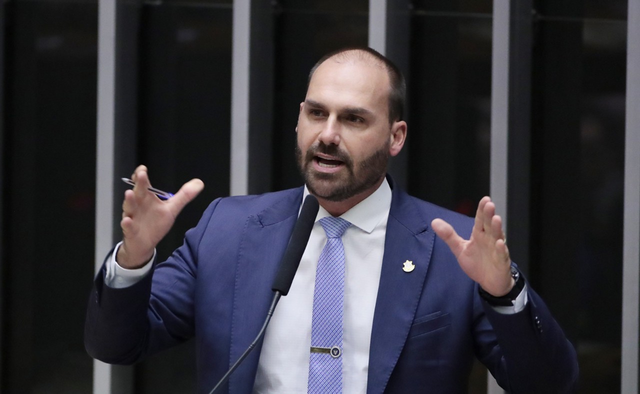 Na terça-feira (8), o ministro Alexandre de Moraes prorrogou o inquérito da Polícia Federal (PF) que investiga atuação de Eduardo Bolsonaro nos Estados Unidos