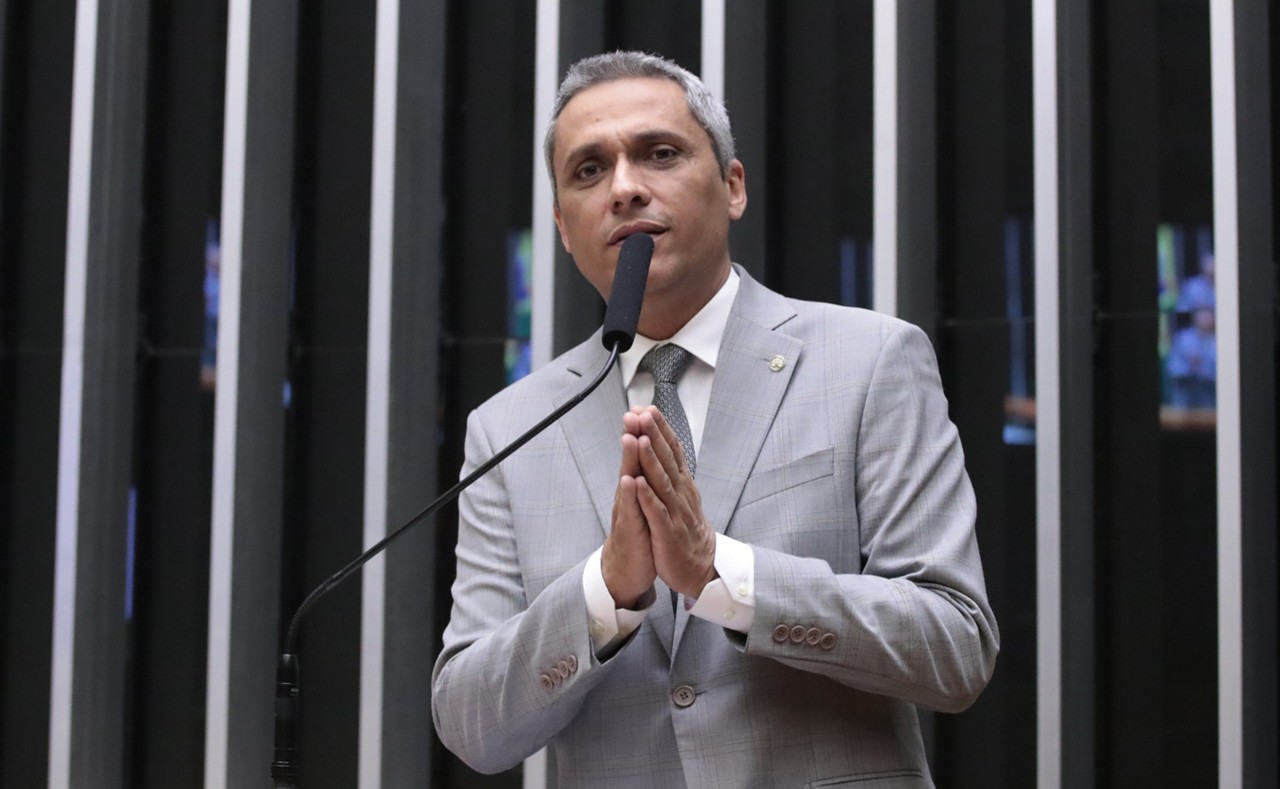 O deputado Gustavo Gayer (PL-GO) pediu ao Supremo Tribunal Federal (STF) autorização para visitar o ex-presidente Jair Bolsonaro (PL) em prisão domiciliar
