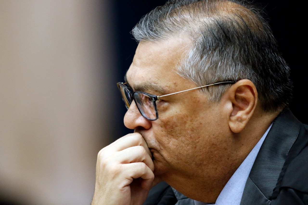 Ministro Flávio Dino votou nesta sexta-feira (6) para manter a ação penal contra o deputado Alexandre Ramagem (PL-RJ) em relação a três dos cinco crimes imputados a ele pela PGR